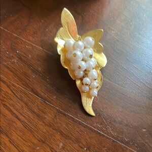 Elegant Gold and Pearl Leaf Brooch